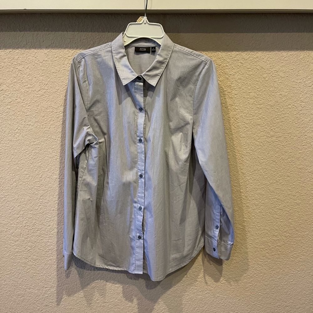 Apt 9 essentials button front shirt. EUC